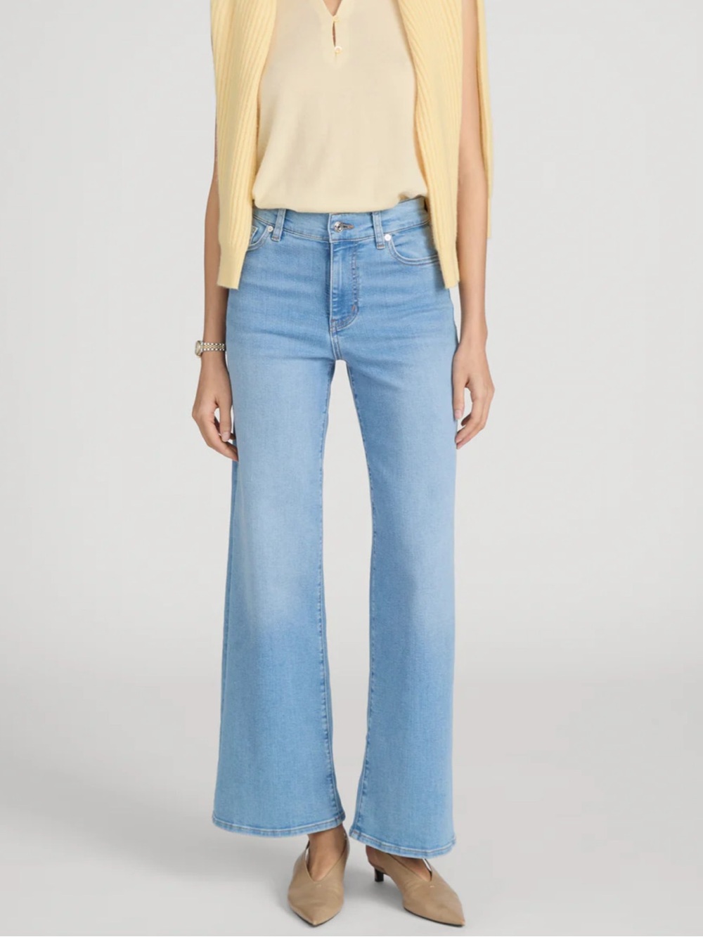 Frame Denim High-Rise Wide Leg Jeans in Light Blue Wash - Picture 2 of 10